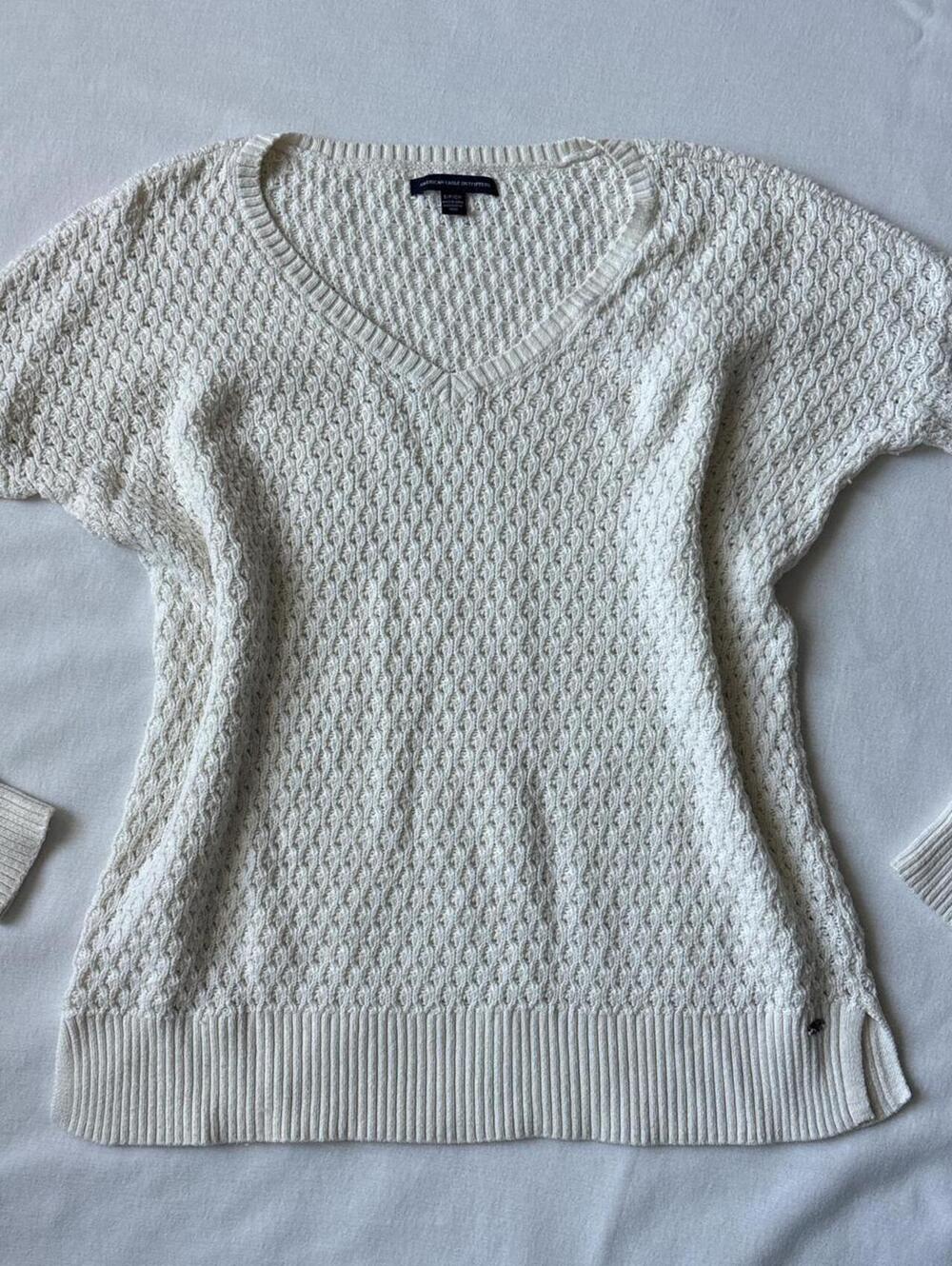 American eagle white knit sweater, long sleeve v-neck tight fitting, size small